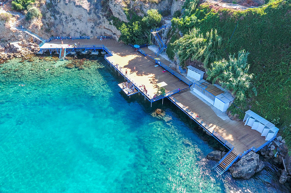 Şehrin merkezinde harika bir koy ve halk plajı: Antalya Konserve Koyu