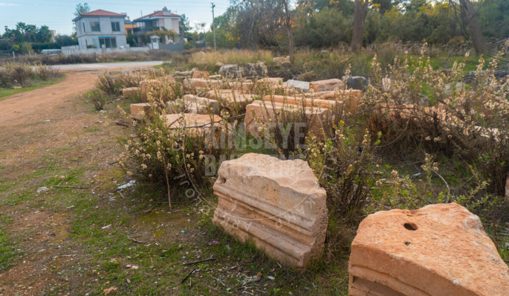 Evdirhan dış kısımdaki tarihi taşlar