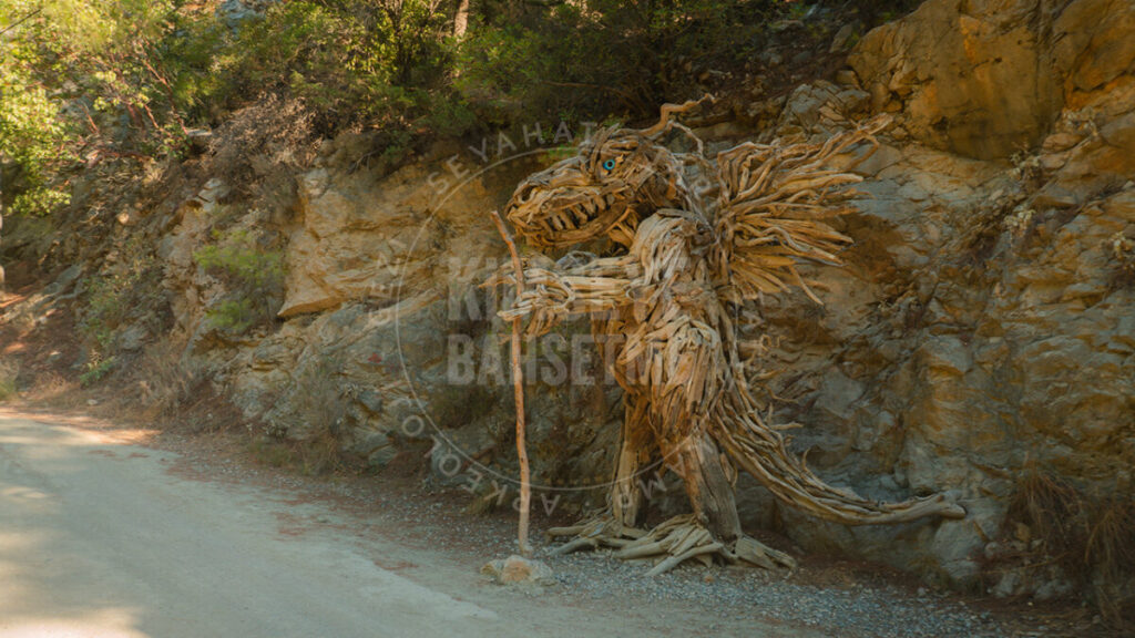 göynük kanyonunda yer alan ahşap heykel ve sanat eserleri