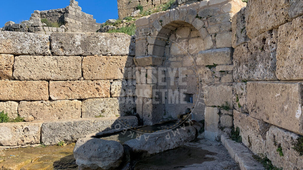 Sillyon Antik Kenti girişindeki tarihi çeşme